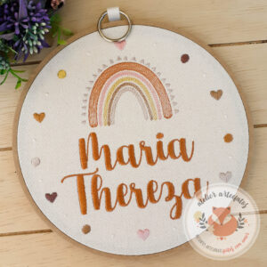 Porta Maternidade Bordado Arco Iris Boho