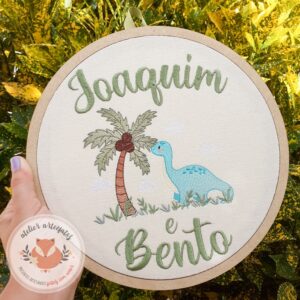 Quadro Porta Maternidade Bordado Dinossauro