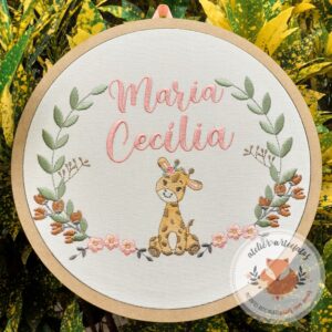 Porta Maternidade Bordado Girafa com Raminhos