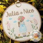 Enfeite Porta Maternidade Bordado Jardim Menina Julia e Nico