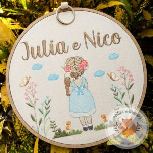 Enfeite Porta Maternidade Bordado Jardim Menina Julia e Nico