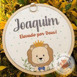 Enfeite Porta Maternidade Bordado Menino Leão Joaquim