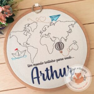 Enfeite Porta Maternidade Bordado Menino Mapa Mundi Arthur