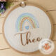 Porta Maternidade Bordado Arco Iris Boho Menino